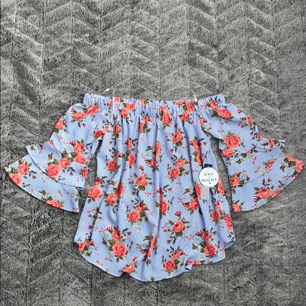 NWT Moa Moa Flower Flares Sleeve Top size M